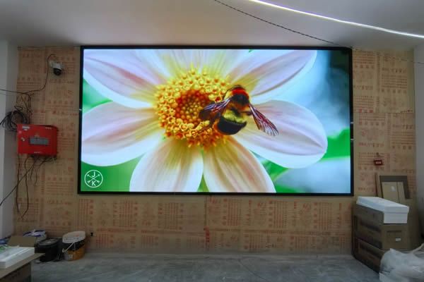 展廳使用投影機好還是LED顯示屏好，這兩種顯示大屏有什么區(qū)別